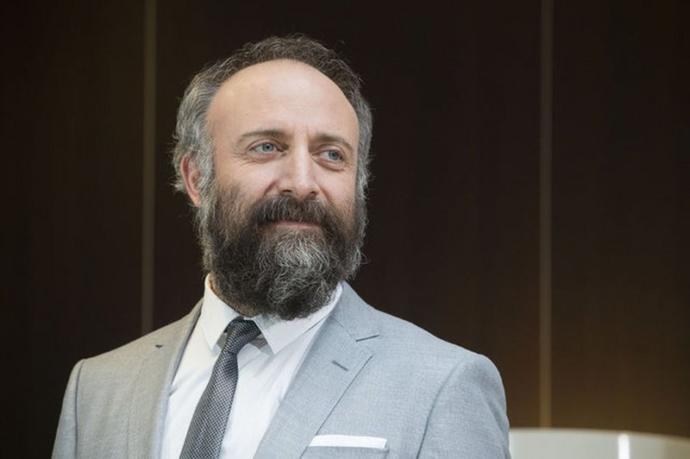 Oyunculuklarıyla Birlikte Karizmatik Oluşlarıyla Dikkat Çeken 10 Oyuncu