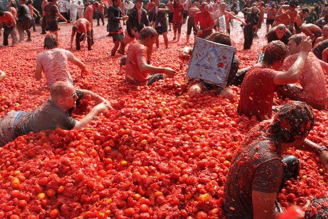 Dünya Üzerindeki En Tuhaf Gelenekler!