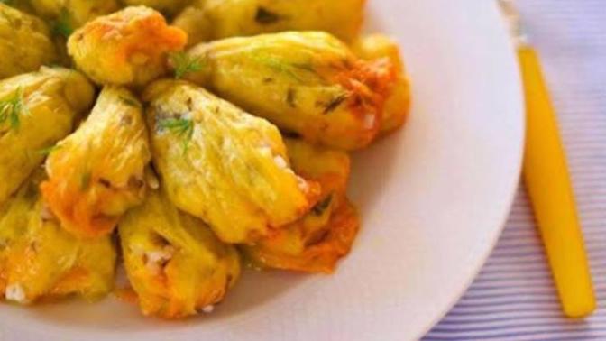 Ege'nin Ünlü Yemeği "Kabak Çiçeği Dolması" 