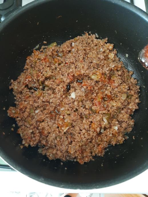 Kıymayı pişirmekle başlayın.