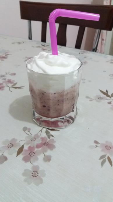 Sıcak Yaz Günlerinde Kurtarıcımız! Kirazlı Dondurmalı Milkshake Nasıl Yapılır?