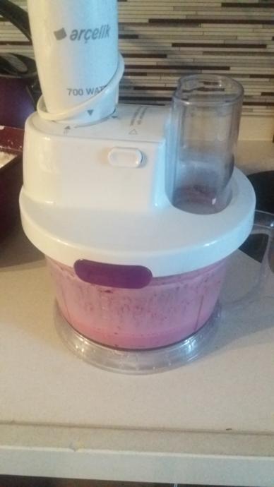 Sıcak Yaz Günlerinde Kurtarıcımız! Kirazlı Dondurmalı Milkshake Nasıl Yapılır?