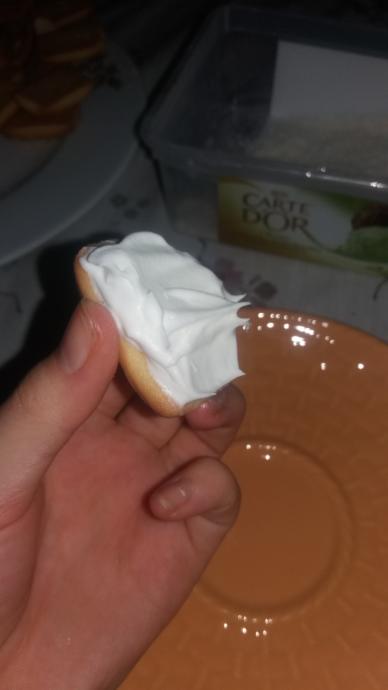 Fırınsız 5 Dakikada Cicibebeli Krem Şantili Minik Pasta Kurabiyeler Nasıl Yapılır?