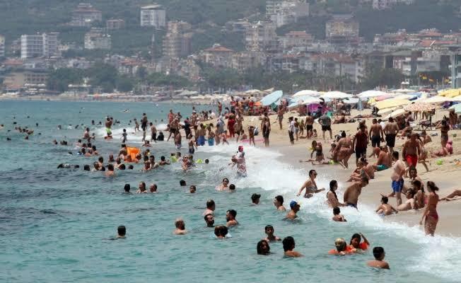 Halk Plajında Denize Girmemeniz İçin En Haklı Nedenler!