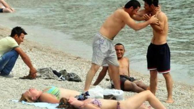 Halk Plajında Denize Girmemeniz İçin En Haklı Nedenler!