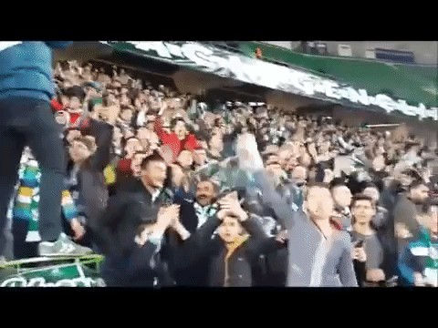 Neşeyle zıplayan ayaklar