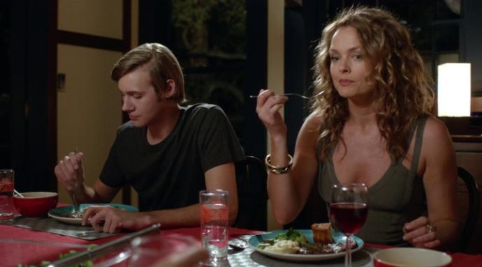 Dul Bir Annenin Oğlunun Yanlış Aşkına Karşı Verdiği Mücadele: Lethal Seduction