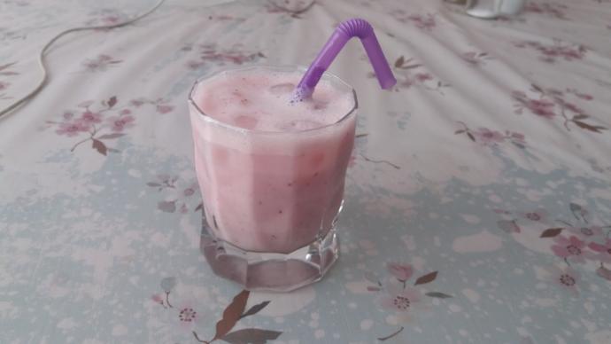 Sütün En Tatlı Hâli! Çilekli Süt Nasıl Yapılır?