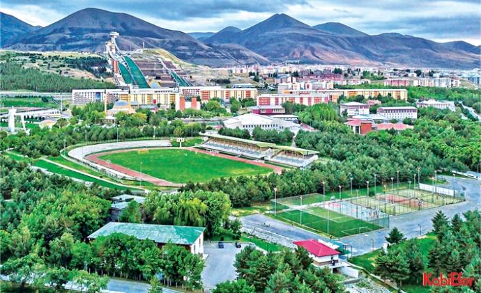 Atatürk Üniversitesi Kortları ve Kız Öğrenci Yurtları (Arkadaki dağ Palandöken)