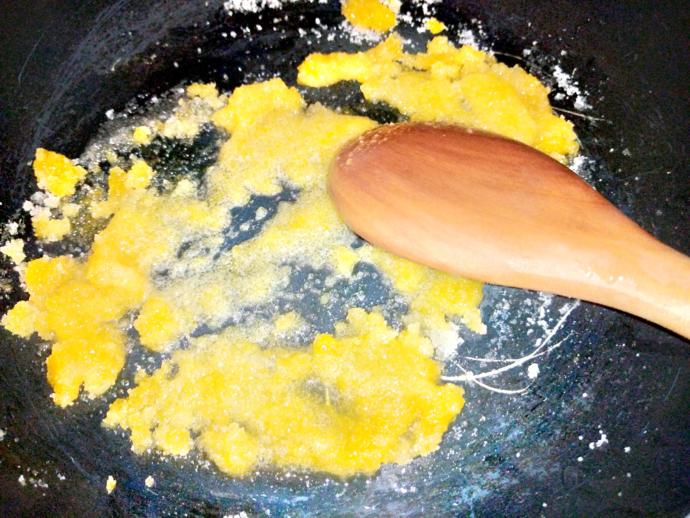 Yumurta ve şekeri karıştırıyoruz.