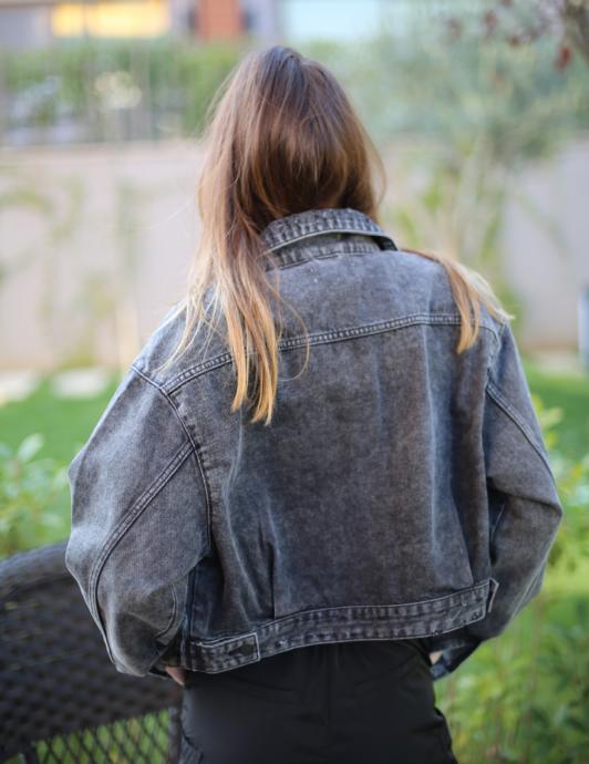 Crop kot ceket ve siyah pantolon kombini