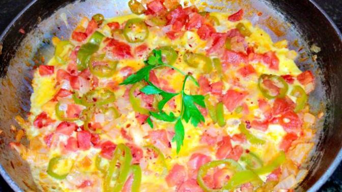 Soğanlı mı Yoksa Soğansız mı? Lezzetine Bayılacağınız Soğanlı Menemen Tarifi!