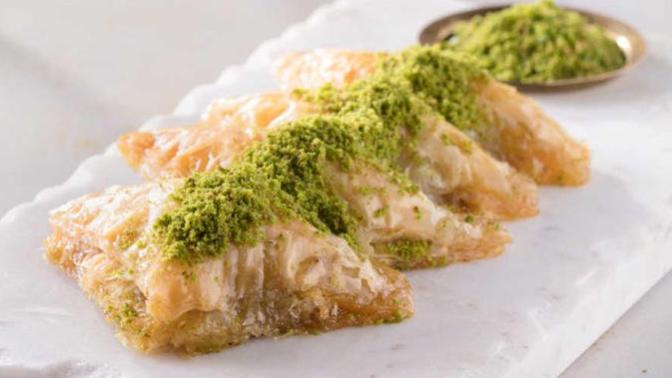 Bu Tarifi Not Alın, Lazım Olur: Baklavalık Yufkadan Fıstıklı Şöbiyet Tarifi
