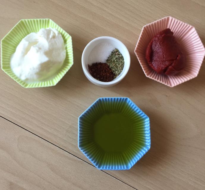 Lezzetli İki Menü Bir Arada: Pratik Mis Gibi Kırmızı Biber Salatası ve Fırında Bütün Tavuk Tarifim!
