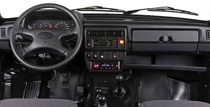 Makyajlanmış Lada Niva’nın iç tasarımı