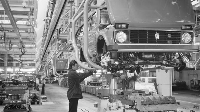 Lada seri üretim bandında