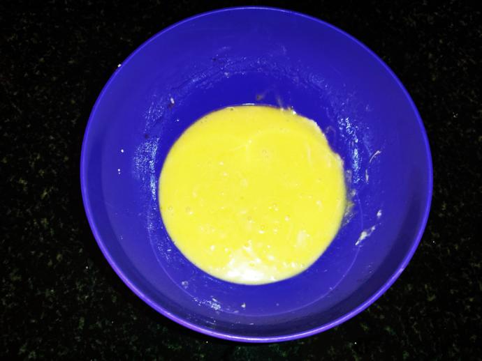 Sıvı yağ, pudra şekeri, fındık ezmesi, yumurta, vanilya ve kabartma tozunu bir kabın içerisine koyalım.