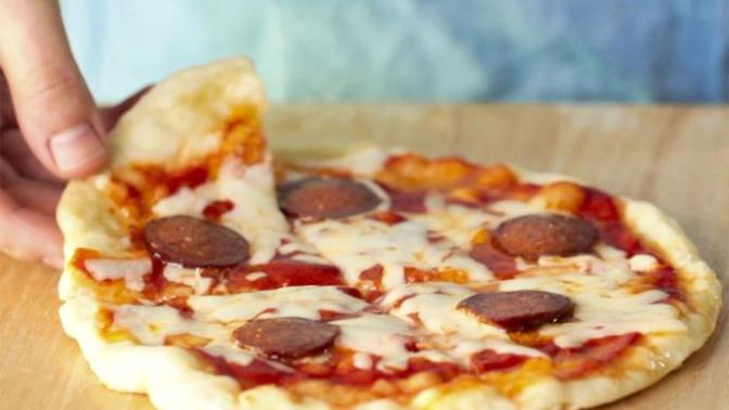 Yediğiniz Diğer Pizzaları Unutun! Bomba Gibi Bir Tarif Geliyor: Tavada Pizza!
