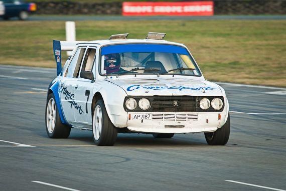 Rallilerde mücadele eden modifiyeli Skoda 120LS Turbo