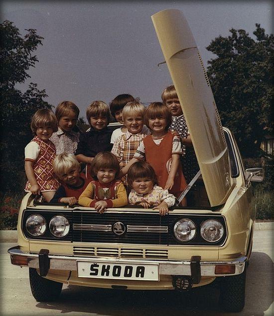 Skoda 120LS modelinin bagaj genişliğine vurgu yapan reklam fotoğraflarından birisi