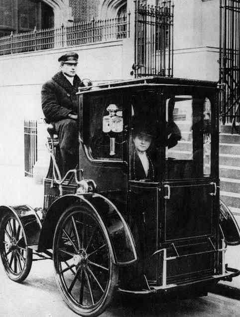 Londra’da kullanılan elektrikli taksilerden birisi