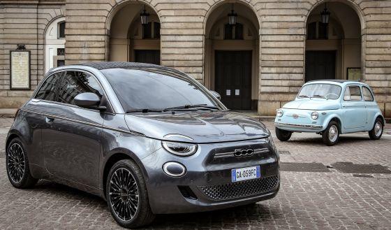 1957deki Fiat 500 ile 2020 elektrikli Fiat 500 aynı karede