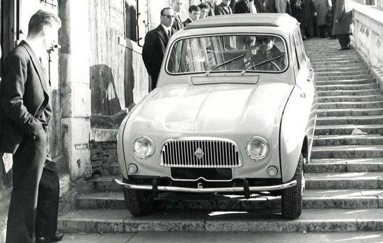 Cumhurbaşkanı De Gaulle Renault 4 ile merdivenli sokaklarda geziyor