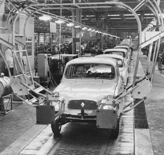 İlk renault 4 L otomobiller üretim bandında