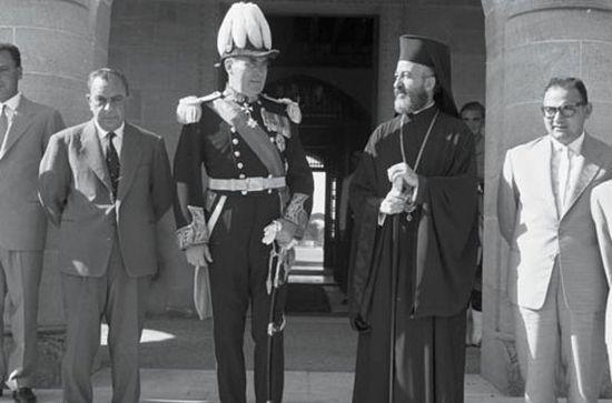 Kıbrıs Cumhşriyeti yönetimini devralan Cumhurbaşkanı Makarios ve yardımcısı Dr. Fazıl Küçük