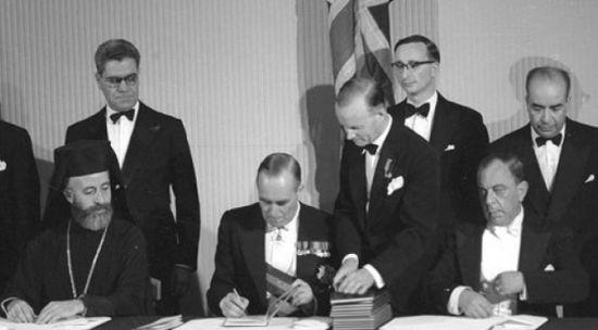 1960 Zürih Kurucu anlaşmasını imzalayan Dr. Fazıl Küçük, Makarion ve İngiliz Sömürge bakanı
