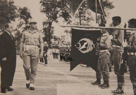 Dr. Fazıl Küçük Türk mücahitleri denetlerken