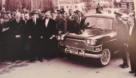 Cumhurbaşkanı Cemal Aga DEVRİMe binmeden hatıra fotoğrafı çekiniyor
