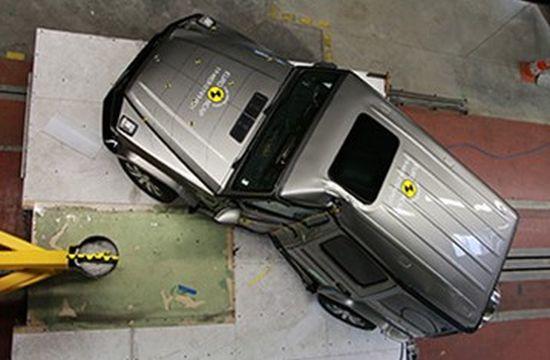 Mercedes G500 yanal çarpma testinden çok kötü puan almıştı