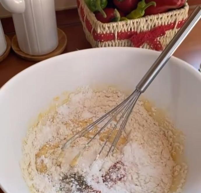 Evde Artan Malzemeler ile Kolayca Yapacağınız Yufkasız Börek Tarifi!