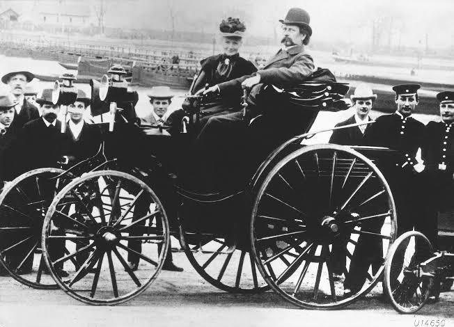Karl Benz ilk 4 tekerlekli arabasında karısı Bertha Benz ile birlikte.