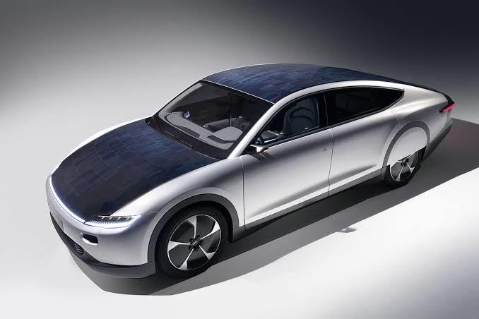 Kaputu, tavanı be bagaj kapağı solar hücrelerle kaplı Lightyear