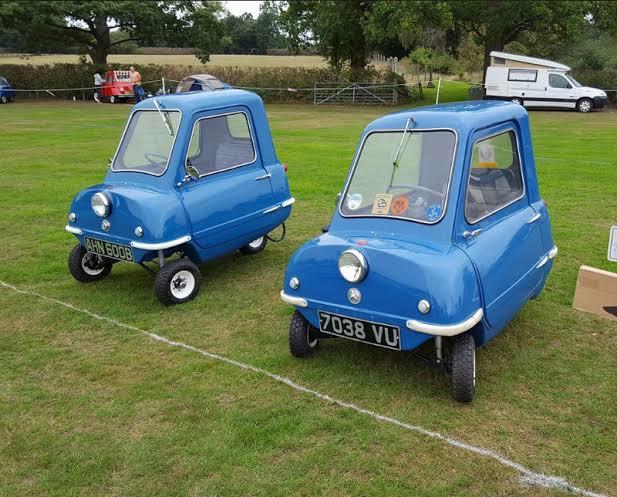 1965 ve 2011 model Peel otomobiller yan yana