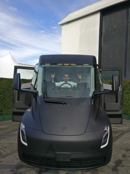 Güzel Sanatlar Fakültesinden Tesla Motorsa Bir Başarı Hikayesi: Elon Muskun En Gözde Tasarımcısı Aybars Turan KizlarSoruyorda!