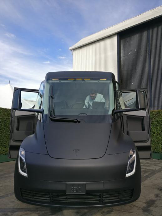 Güzel Sanatlar Fakültesinden Tesla Motorsa Bir Başarı Hikayesi: Elon Muskun En Gözde Tasarımcısı Aybars Turan KizlarSoruyorda!