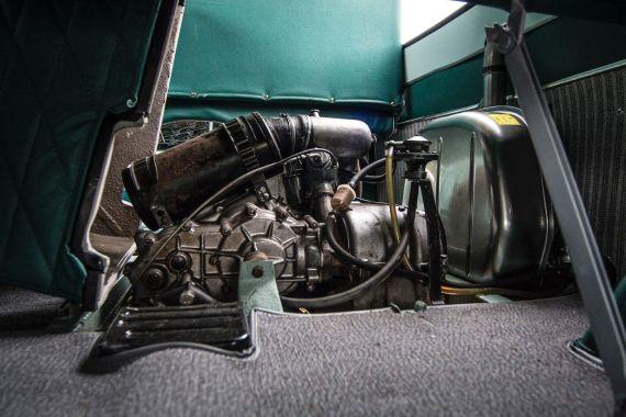 Zündapp Janus 250nin motoru iki koltuğun ortasındaydı.