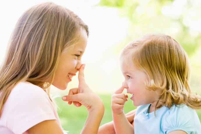 Ablasını taklit eden sevimli bir küçük kız