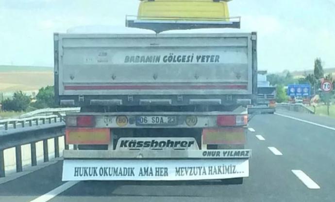 Hukuk Okumadık Ama Her Mevzuya Hakimiz Dünya Şoförler Gününü Kamyon Arkası Yazılarıyla Kutluyoruz!