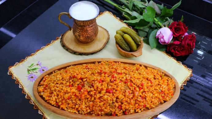 Akşam Yemeğinde Sofranın Tacı Olacak: Nefis Meyhane Pilavı Tarifi!