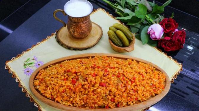 Akşam Yemeğinde Sofranın Tacı Olacak: Nefis Meyhane Pilavı Tarifi!