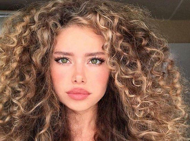 Kıvırcık Saçlara Sahip Olan Bir Kızla Birlikte Olmanın Büyük Şans Olduğunu Kanıtlayan 6 Madde!