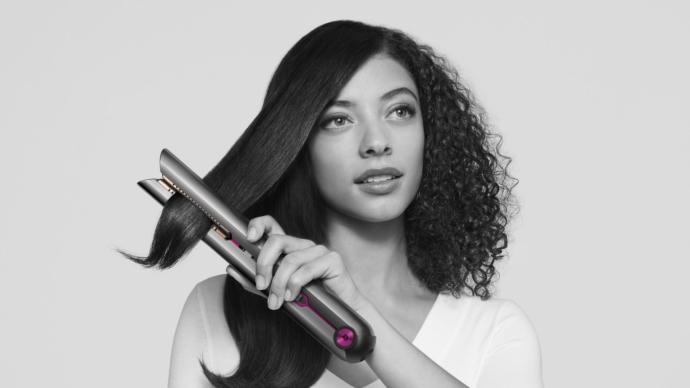 Dünyanın En Yeni Güzellik Teknolojisini Yakından Tanıyın: Dyson Corrale™ Saç Düzleştiricinin Mutlaka Bilmeniz Gereken 6 Özelliği!