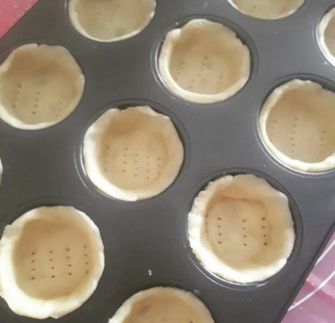 Hamurların iç kısmını kabarmaması için çatalla deliyoruz