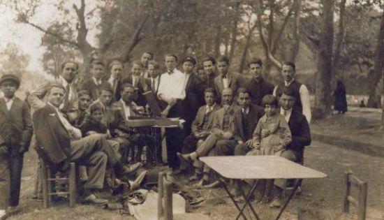 Birlikte radyo dinleyen insanlar