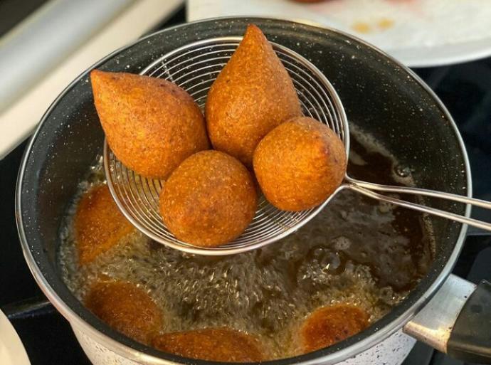 Köftelerin Baştacı, Bol Kıymalı İncecik Hamurlu İçli Köfte Tarifi!