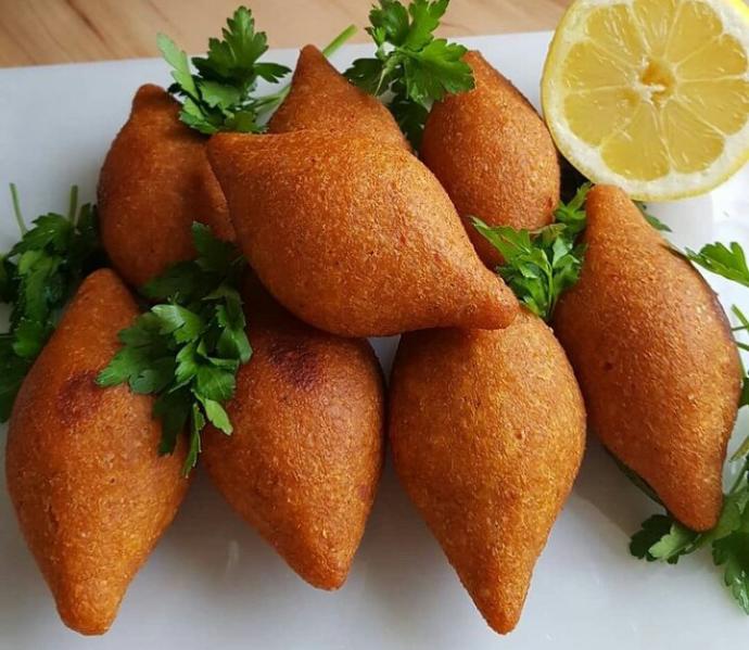 Köftelerin Baştacı, Bol Kıymalı İncecik Hamurlu İçli Köfte Tarifi!